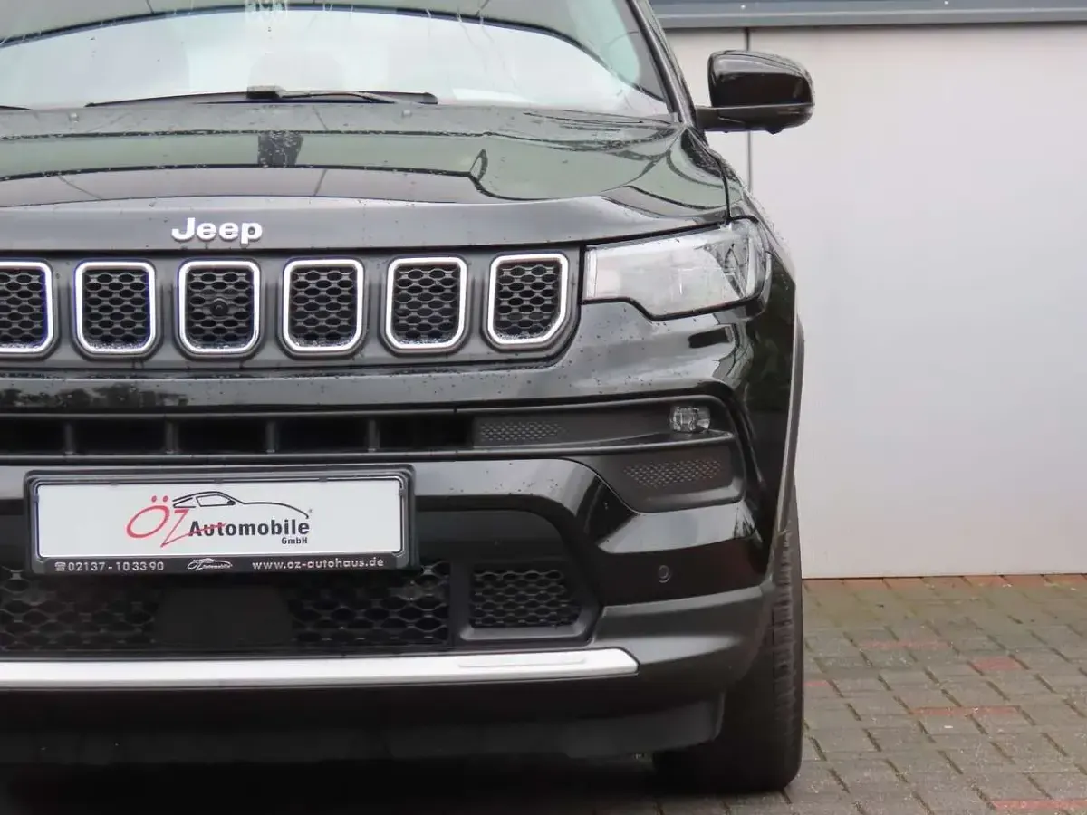 Gebraucht Jeep Compass 131 PS (96 kW) 2024 Schwarz SUV