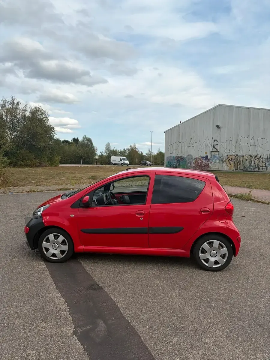 Gebraucht Toyota Aygo 67 PS (49 kW) 2007 Rot Kleinwagen