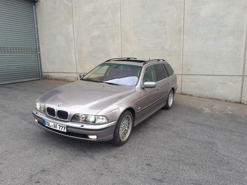 Grau Gebraucht 2000 BMW 523 Kombi | 2.200 € (Superpreis) - Bild 1/4