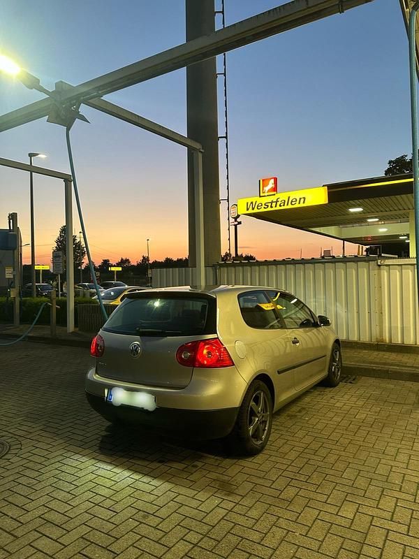 Gold Gebraucht 2004 VW Golf V Coupé | 2.499 € (Fairer Preis) - Bild 1/4