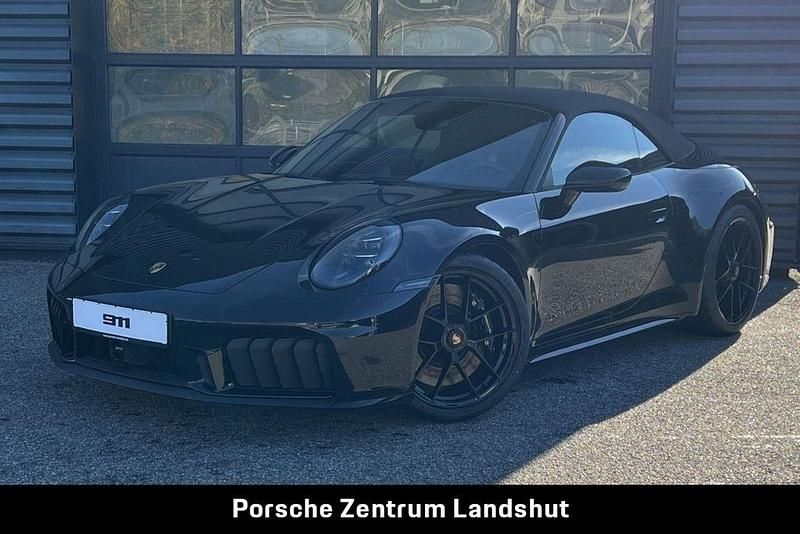 Tiefschwarzmetallic/verdeck sch Neu 2025 Porsche 911 Carrera GTS Cabrio | 228.559 € (Teuer) - Bild 1/4