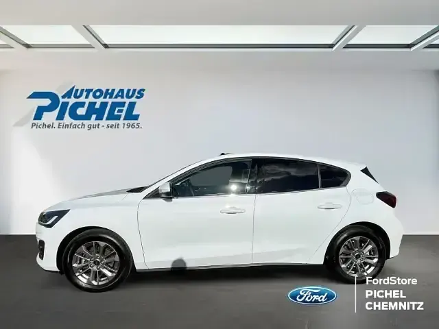 Käytetty Ford Focus Titanium 125 HP (91 kW) 2023 Valkoinen Sedan
