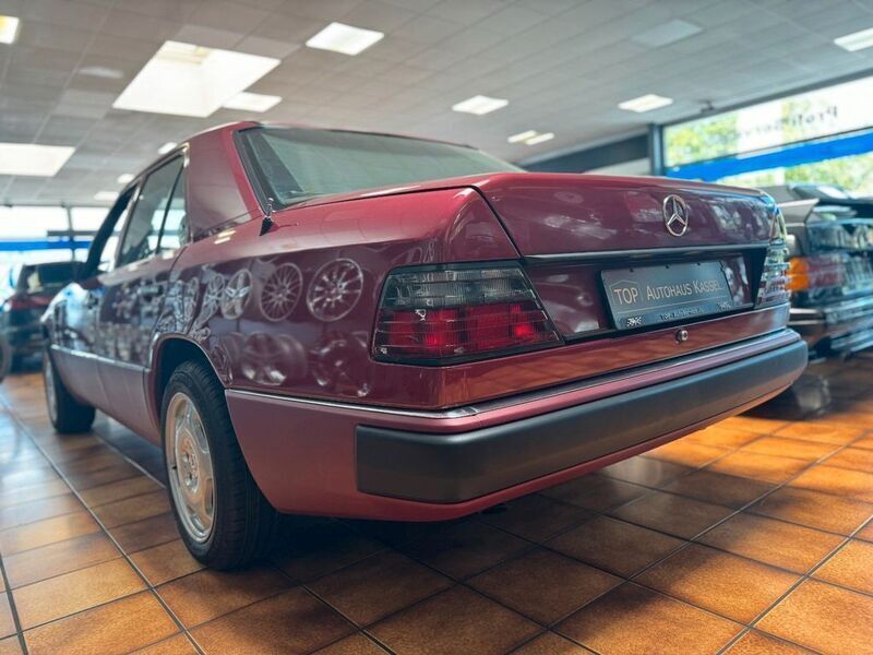 Gebraucht Mercedes E200 118 PS (86 kW) 1991 Rot Limousine