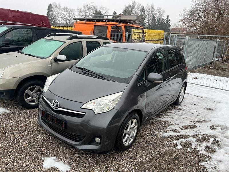Grau Gebraucht 2011 Toyota Verso-S Club Van / Kleinbus | 2.900 € (Guter Preis) - Bild 1/4