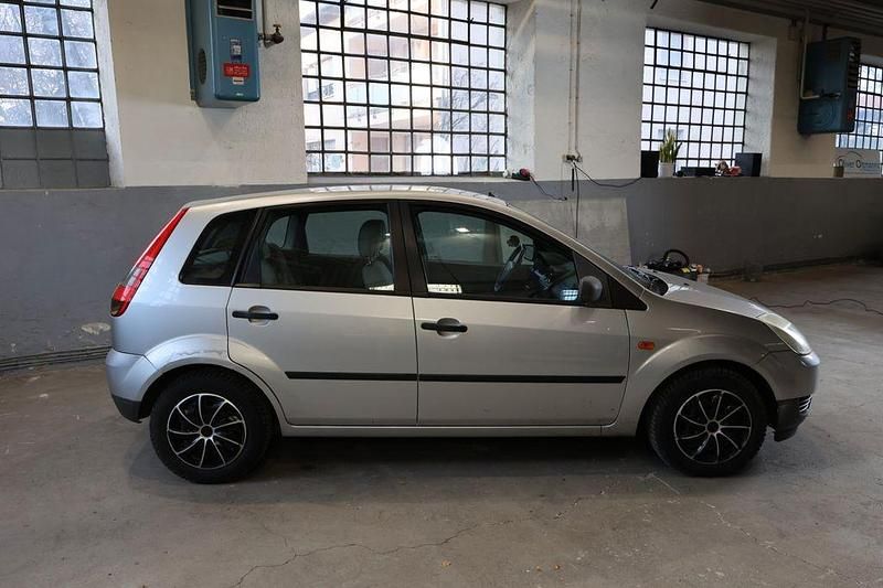Gebraucht Ford Fiesta Ambiente 60 PS (44 kW) 2003 Silber Limousine