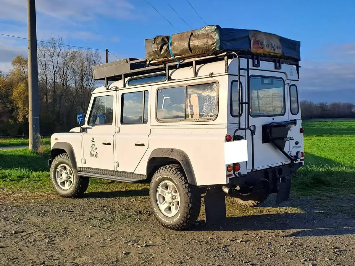 Gebraucht Land Rover Defender 122 PS (89 kW) 2011 Weiß Kombi
