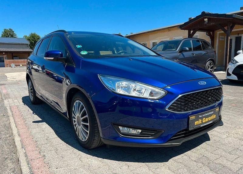 Blau Gebraucht 2016 Ford Focus Trend Limousine | 6.200 € (Superpreis) - Bild 1/4