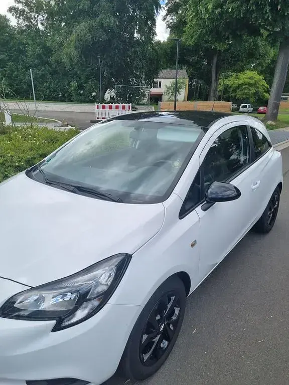 Gebraucht Opel Corsa Color Edition 69 PS (50 kW) 2015 Weiß Kleinwagen