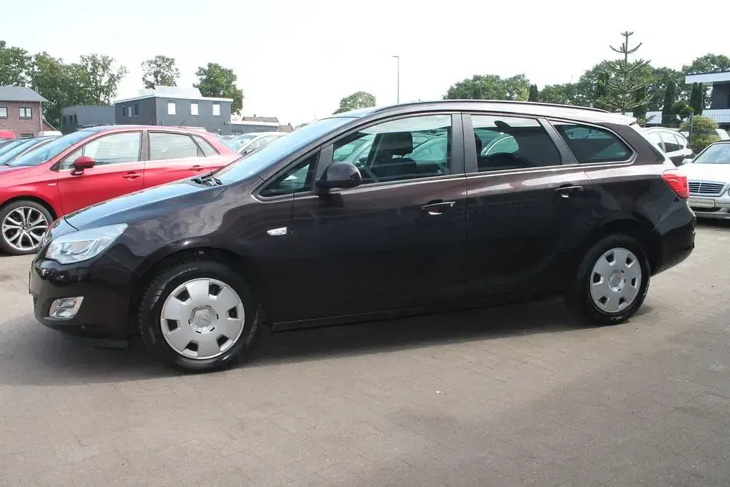 Gebraucht Opel Astra Design Edition 110 PS (80 kW) 2011 Mahogany brown (p2/so) Kombi