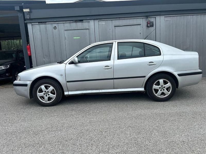 Silber Gebraucht 2001 Skoda Octavia Ambiente Limousine | 890 € (Guter Preis) - Bild 1/4