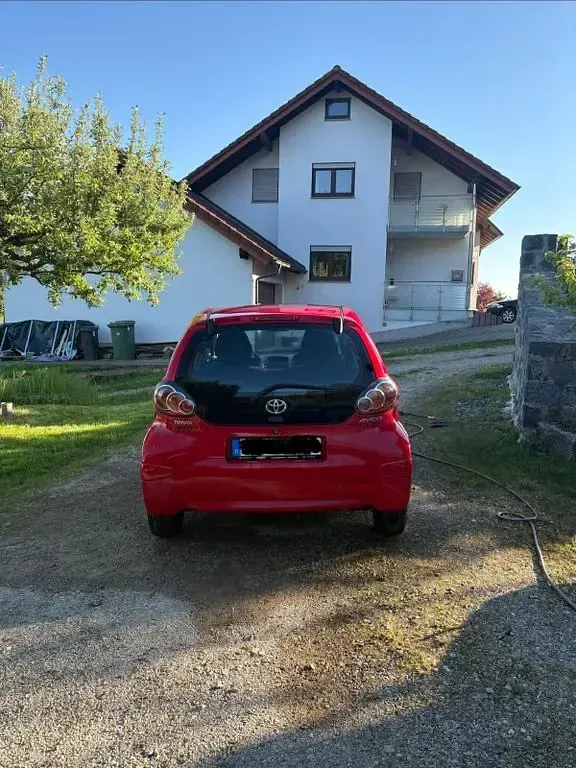 Gebraucht Toyota Aygo 69 PS (50 kW) 2011 Rot Kleinwagen