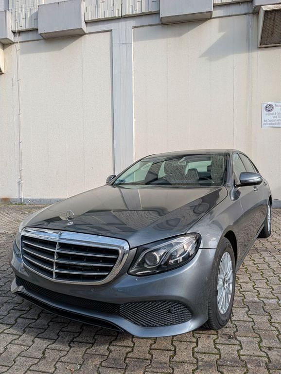 Grau Gebraucht 2017 Mercedes E220 Avantgarde Limousine | 19.980 € (Guter Preis) - Bild 1/4