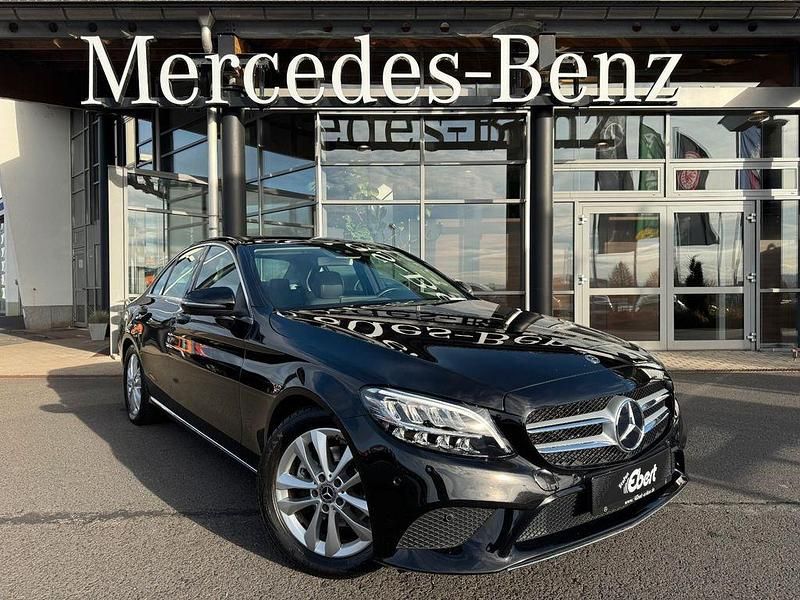 Obsidianschwarz (metallic) Gebraucht 2018 Mercedes C200 Avantgarde Limousine | 23.890 € (Fairer Preis) - Bild 1/4