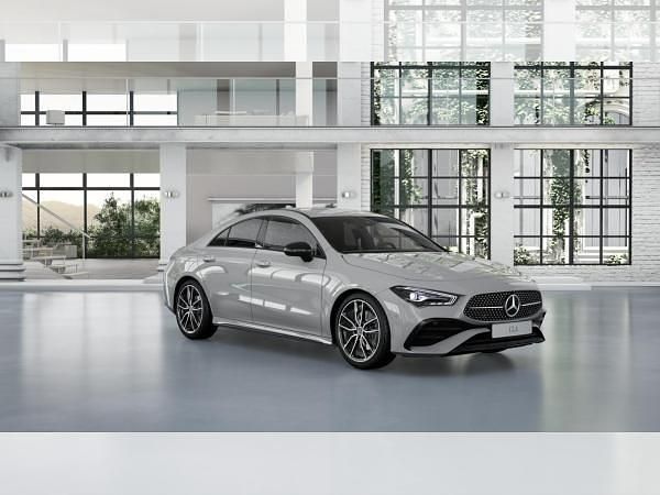 Grau (956 manufaktur alpin grau) Neu 2025 Mercedes CLA200 AMG Coupé | 41.894 € (Fairer Preis) - Bild 1/4