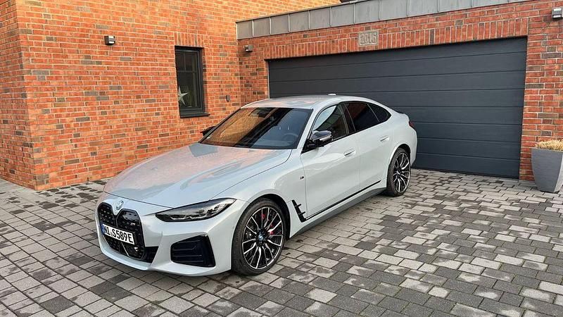 Grau Gebraucht 2024 BMW i4 Shadowline Limousine | 54.900 € (Fairer Preis) - Bild 1/4