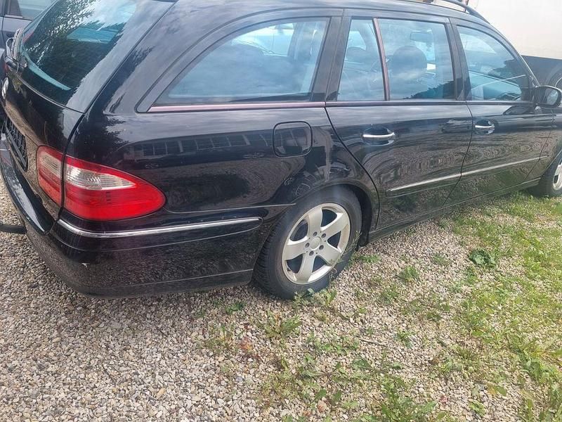 Schwarz Gebraucht 2004 Mercedes E240 Avantgarde Limousine | 1.500 € (Superpreis) - Bild 1/4