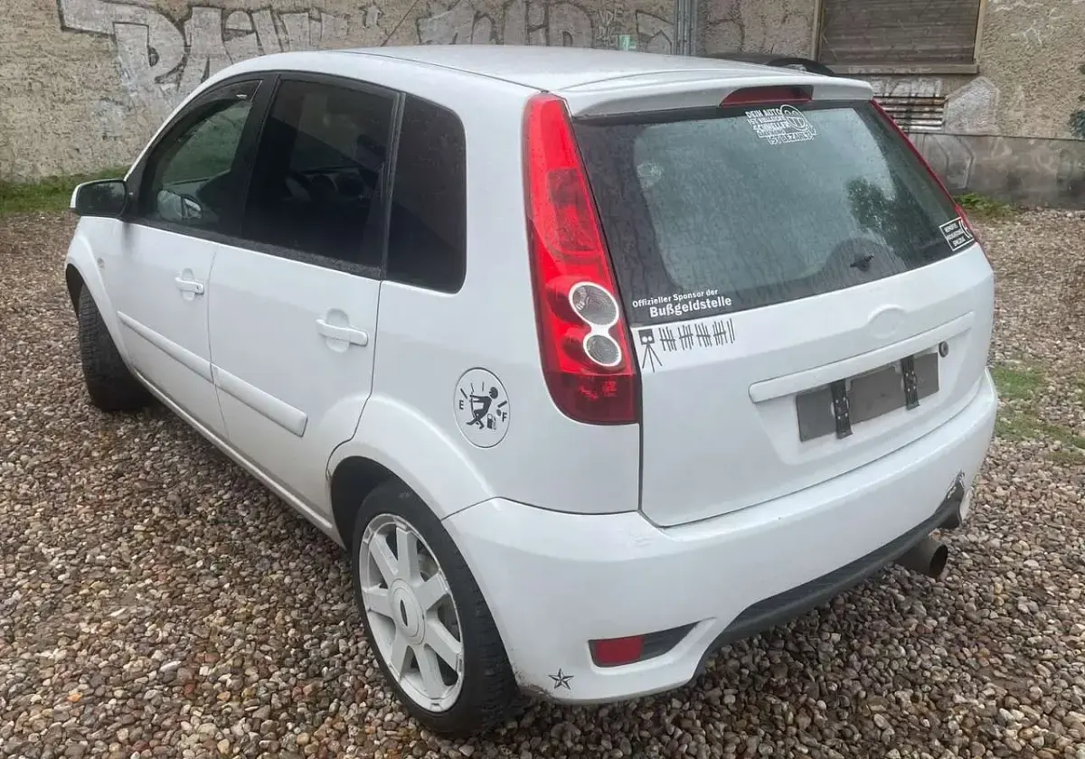 Gebraucht Ford Fiesta 80 PS (58 kW) 2008 Frozen white Kleinwagen