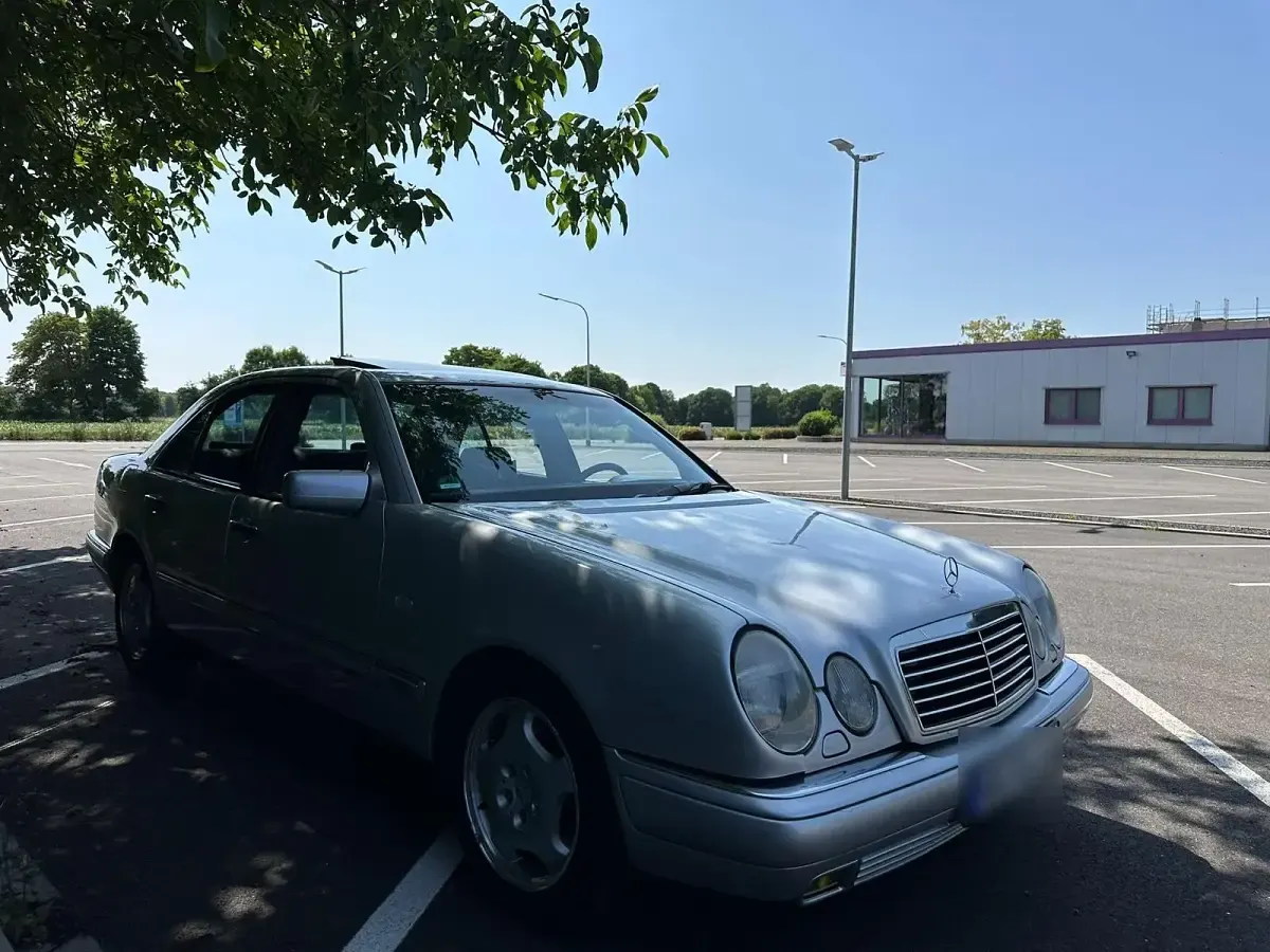Gebraucht Mercedes E240 Avantgarde 170 PS (125 kW) 1997 Silber Limousine