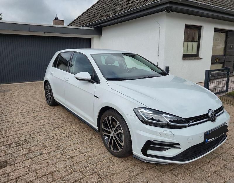 Weiß Gebraucht 2019 VW Golf VII Highline Limousine | 17.000 € (Fairer Preis) - Bild 1/4