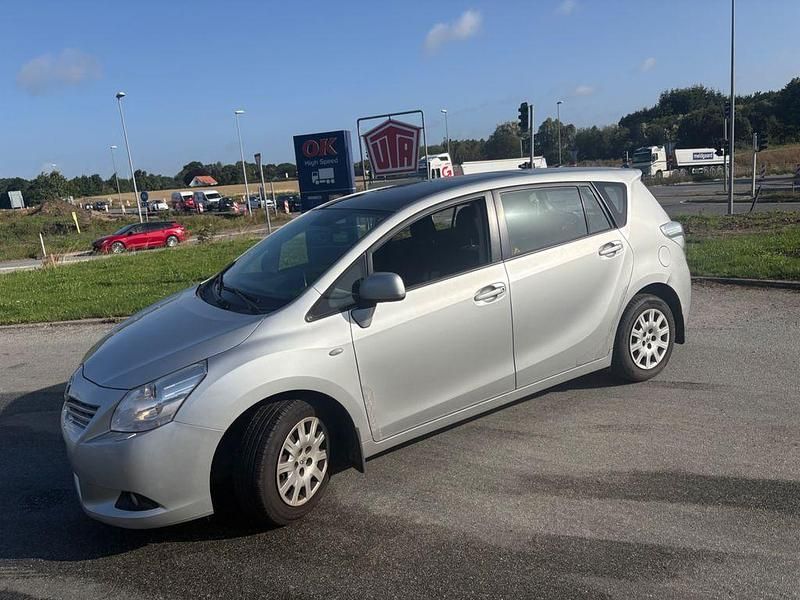 Silber Gebraucht 2010 Toyota Verso Life Van / Kleinbus | 2.800 € - Bild 1/4