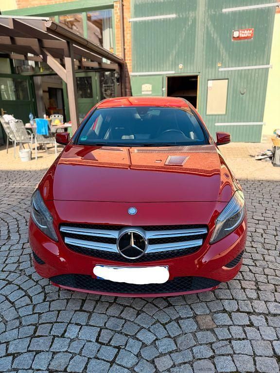 Gebraucht Mercedes A200 156 PS (114 kW) 2014 Rot Limousine