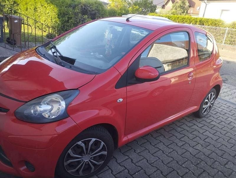 Rot Gebraucht 2012 Toyota Aygo Edition Kleinwagen | 2.300 € (Guter Preis) - Bild 1/4