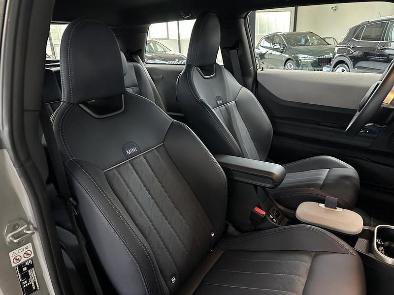 Gebraucht Mini Cooper Favoured 156 PS (114 kW) 2024 Silber metallic Kleinwagen