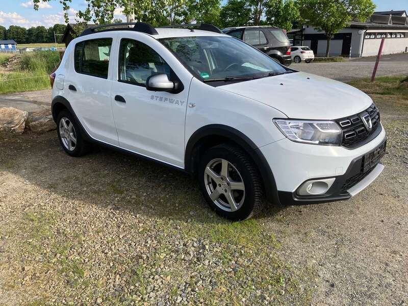 Weiß Gebraucht 2017 Dacia Sandero Stepway Kleinwagen | 6.500 € (Superpreis) - Bild 1/4