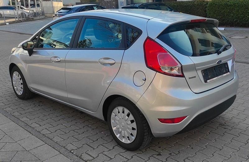 Gebraucht Ford Fiesta 95 PS (69 kW) 2013 Grau Kleinwagen