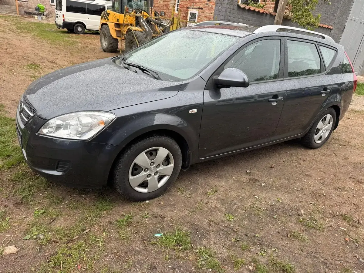 Używany Kia Ceed 122 KM (89 kW) 2010 Szary Hatchback