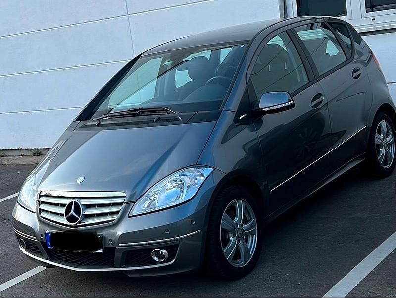 Grau Gebraucht 2011 Mercedes A200 Avantgarde Limousine | 6.150 € (Etwas zu teuer) - Bild 1/4