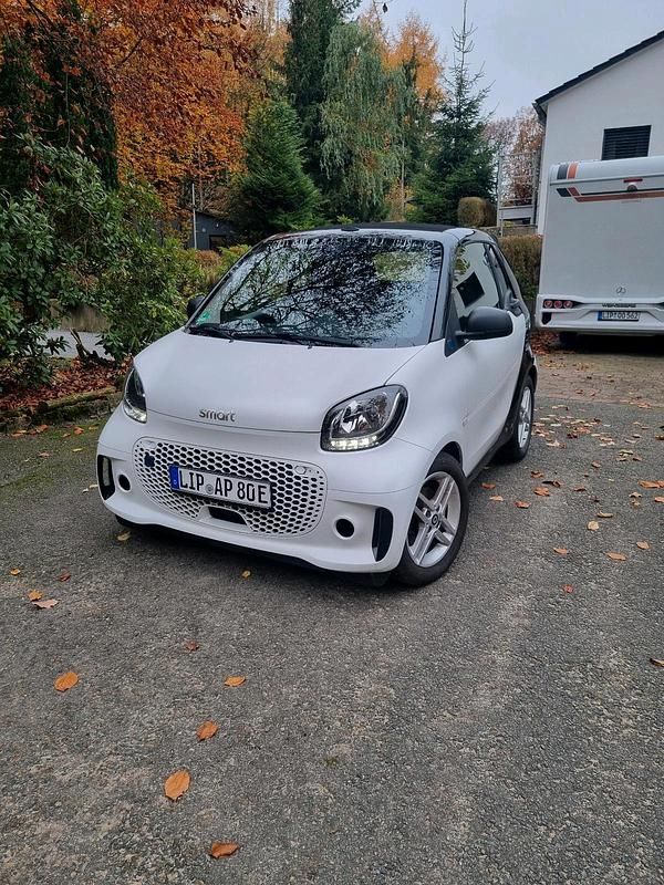 Weiß Gebraucht 2021 Smart ForTwo Electric Drive Cabrio | 9.600 € - Bild 1/4