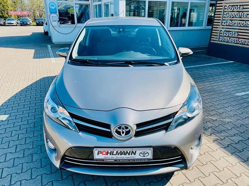 Gebraucht Toyota Verso Comfort 147 PS (108 kW) 2015 Silber Van / Kleinbus