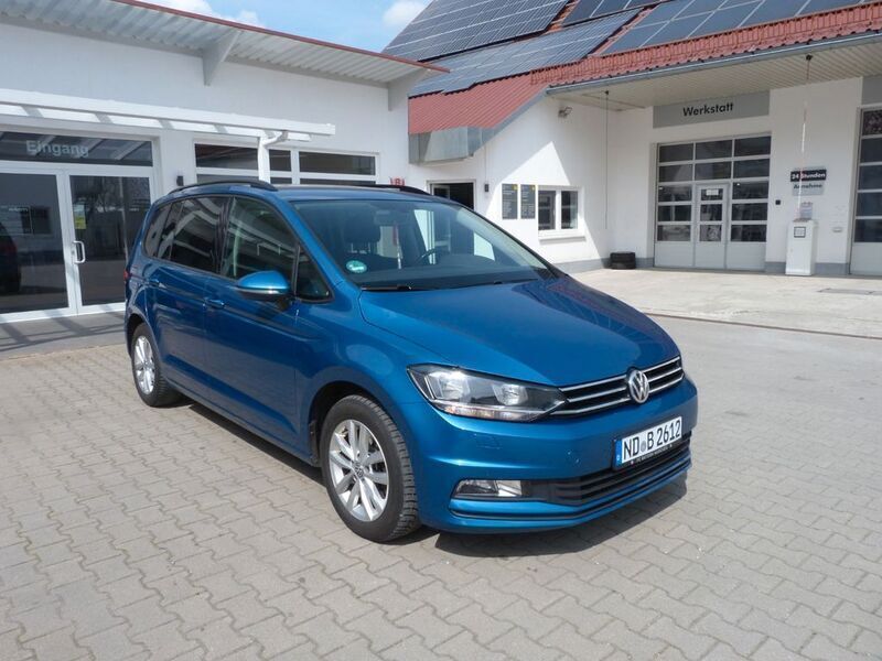 Blau Gebraucht 2016 VW Touran Comfortline Van / Kleinbus | 18.490 € (Teuer) - Bild 1/4