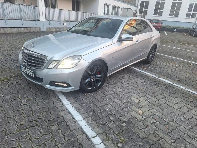 Silber Gebraucht 2010 Mercedes E220 Avantgarde Limousine | 8.200 € (Guter Preis) - Bild 1/4