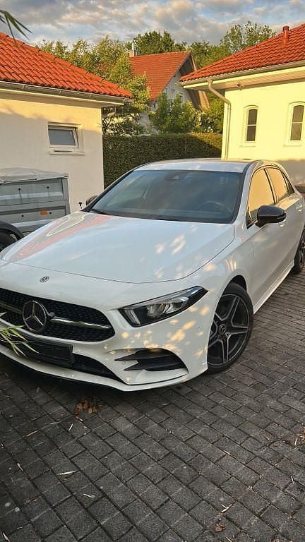 Gebraucht Mercedes A180 AMG line 136 PS (100 kW) 2019 Weiß Limousine