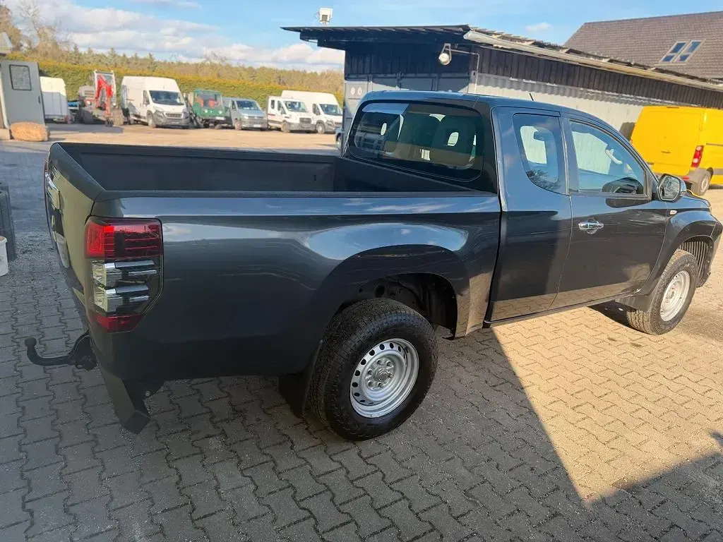 Gebraucht Mitsubishi L200 Basis 150 PS (110 kW) 2022 Grau Pickup