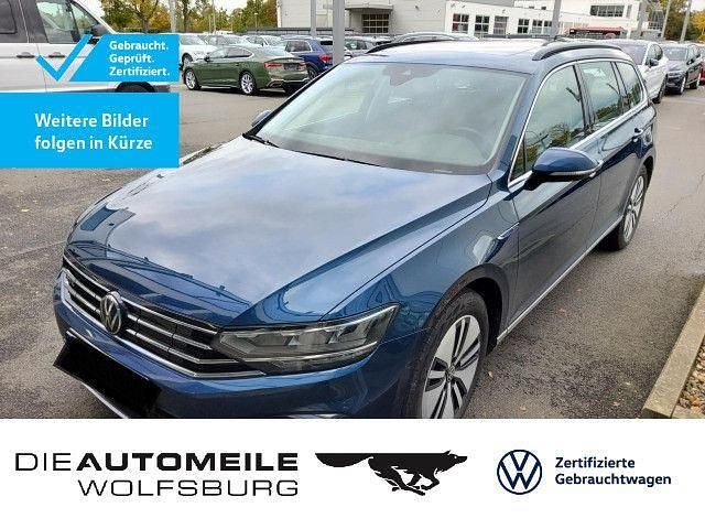 Aquamarinblau metallic (metallic) Gebraucht 2021 VW Passat GTE Kombi | 21.690 € (Guter Preis) - Bild 1/3