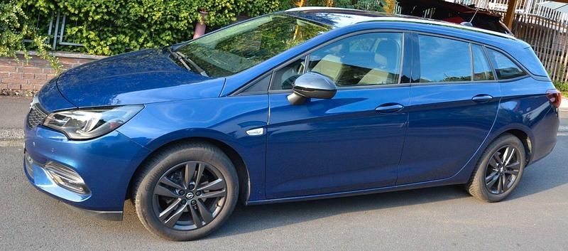 Blau Gebraucht 2022 Opel Astra Design Edition Kombi | 15.500 € (Guter Preis) - Bild 1/4