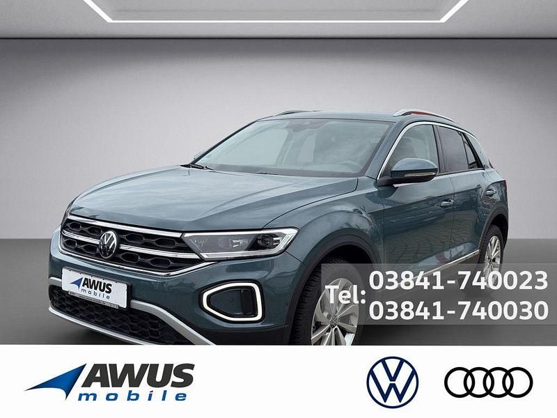 Blau / petroleum blue (metallic) Gebraucht 2024 VW T-Roc Style SUV | 32.990 € (Fairer Preis) - Bild 1/4