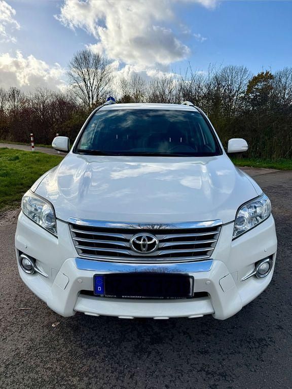 Weiß Gebraucht 2010 Toyota RAV4 Multidrive S SUV | 9.500 € (Fairer Preis) - Bild 1/4