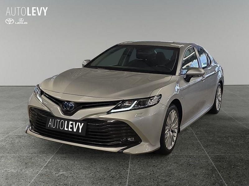 Gebraucht Toyota Camry 218 PS (160 kW) 2021 Silber metallic Limousine