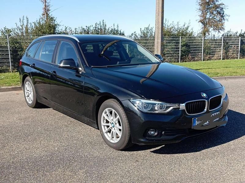 Schwarz Gebraucht 2018 BMW 318 Advantage Kombi | 15.200 € (Guter Preis) - Bild 1/4