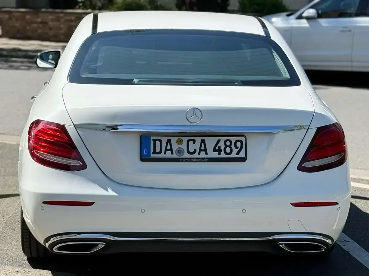 Gebraucht Mercedes E220 Avantgarde 194 PS (142 kW) 2021 Weiß Limousine