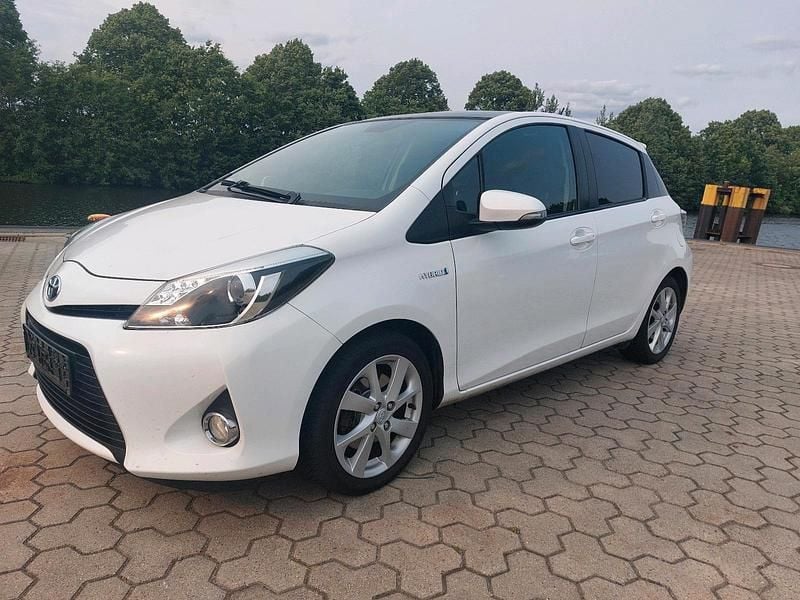 Weiß Gebraucht 2013 Toyota Yaris Hybrid Life+ Kleinwagen | 7.490 € (Fairer Preis) - Bild 1/4