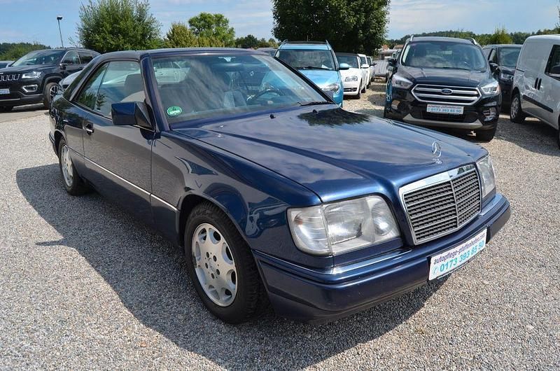 Blau Gebraucht 1995 Mercedes E220 Cabrio | 25.000 € - Bild 1/4