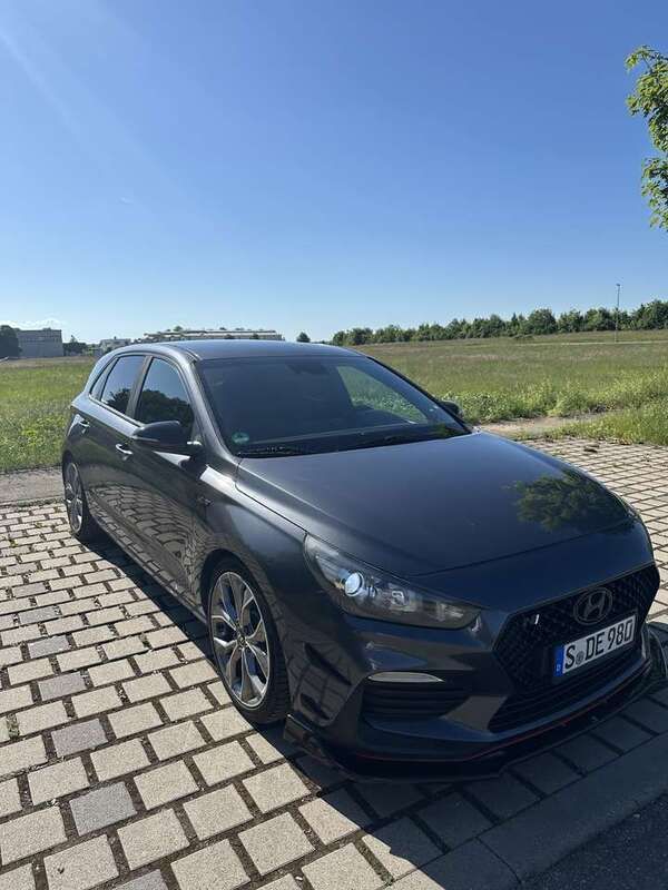 Grau Gebraucht 2018 Hyundai i30 Premium Kombi | 10.800 € (Guter Preis) - Bild 1/4