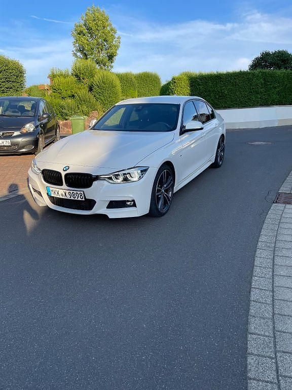 Weiß Gebraucht 2016 BMW 320 M Sport Limousine | 18.900 € (Fairer Preis) - Bild 1/4
