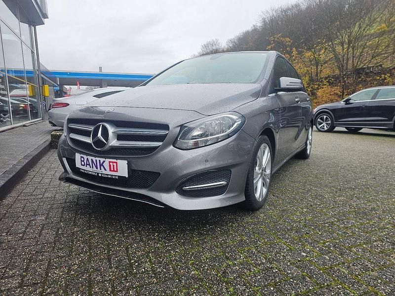 Grau Gebraucht 2018 Mercedes 180 Style Limousine | 17.750 € (Fairer Preis) - Bild 1/4