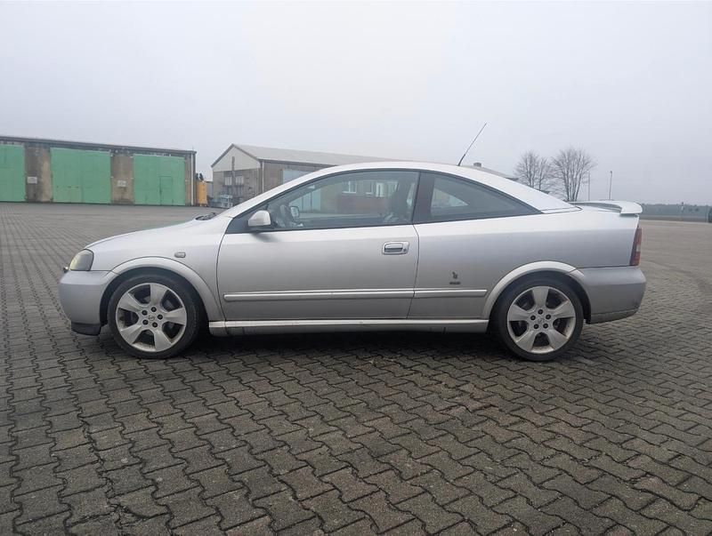 Second-hand Opel Astra 146 CP (107 kW) 2003 Argintiu Coupe